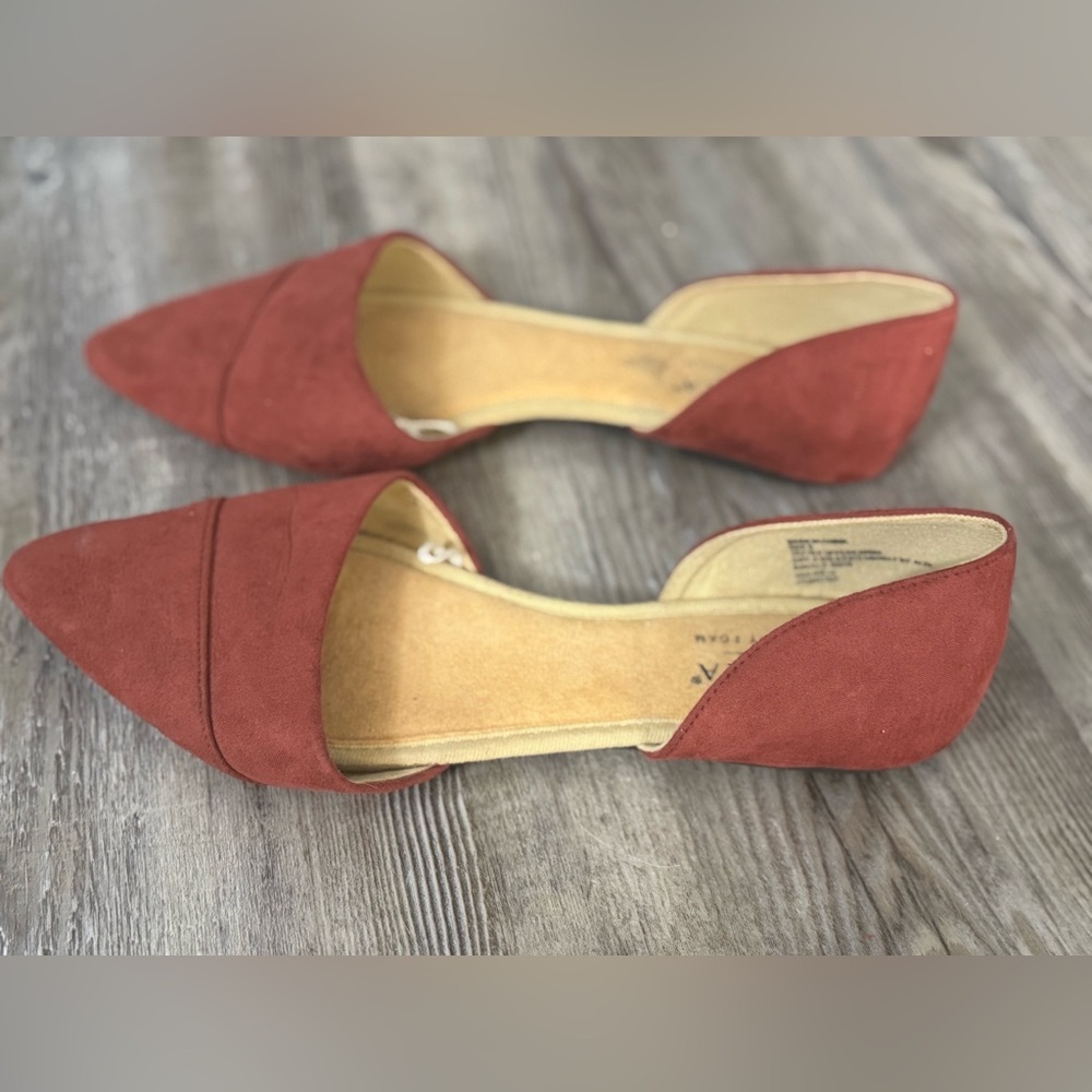 Serra Brown Flats with Minimalist Design